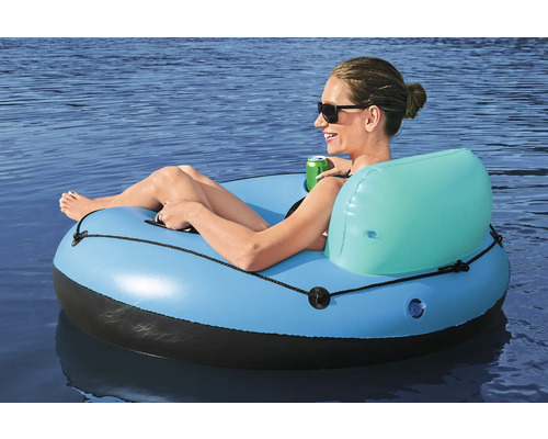Frau entspannt sich auf einem blauen Schwimmreifen mit Rückenlehne auf dem Wasser