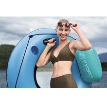 Frau mit Sonnenbrille und aufblasbarem Hydro Force Schwimmreifen am See