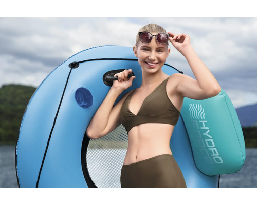 Frau mit Sonnenbrille und aufblasbarem Hydro Force Schwimmreifen am See