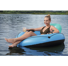 Frau entspannt auf einem aufblasbaren Schwimmreifen mit Rückenlehne auf dem Wasser
