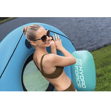 Frau entspannt sich auf einer aufblasbaren Hydro Force Lounge am See