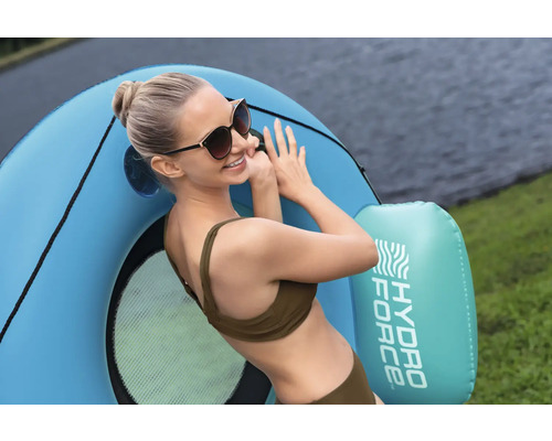Frau entspannt sich auf einer aufblasbaren Hydro Force Lounge am See