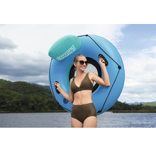 Frau mit aufblasbarem Hydro Force Schwimmreifen am See