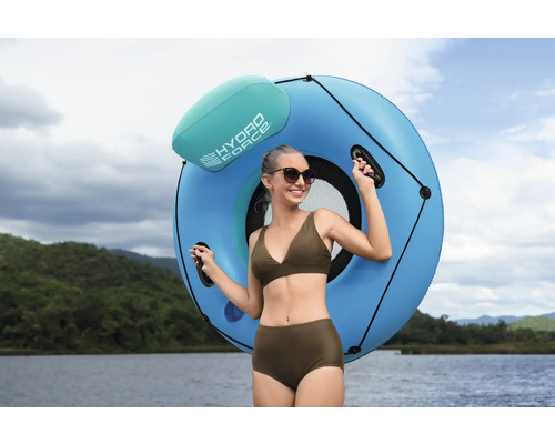 Frau mit aufblasbarem Hydro Force Schwimmreifen am See
