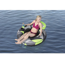 Frau auf einem aufblasbaren Schwimmreifen im Wasser