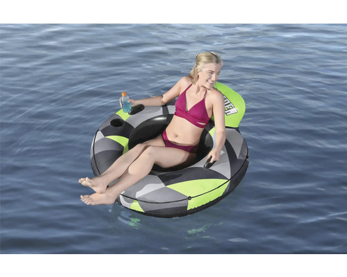 Frau auf einem aufblasbaren Schwimmreifen im Wasser