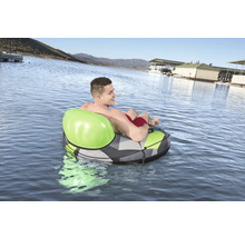 Person mit aufblasbarem Schwimmreifen auf dem Wasser