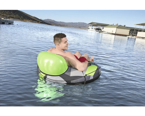 Person mit aufblasbarem Schwimmreifen auf dem Wasser