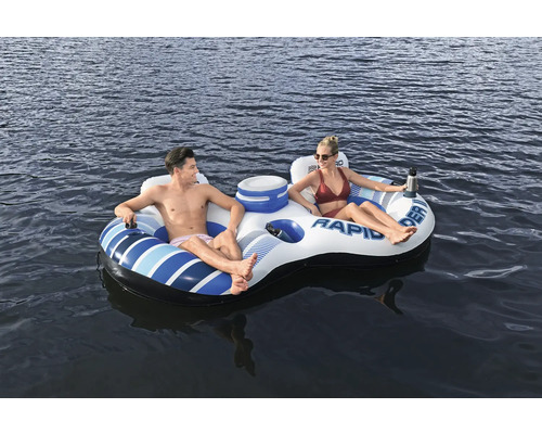 Aufblasbare Badeinsel mit zwei Personen auf dem Wasser