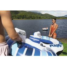 Szene mit Hydro Force Schlauchbooten auf einem See, Personen im Hintergrund.