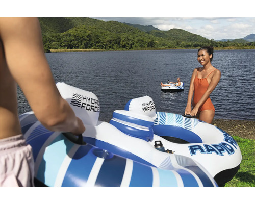 Szene mit Hydro Force Schlauchbooten auf einem See, Personen im Hintergrund.