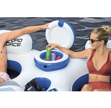 Aufblasbare Badeinsel mit Getränkehalter und Personen im Wasser.