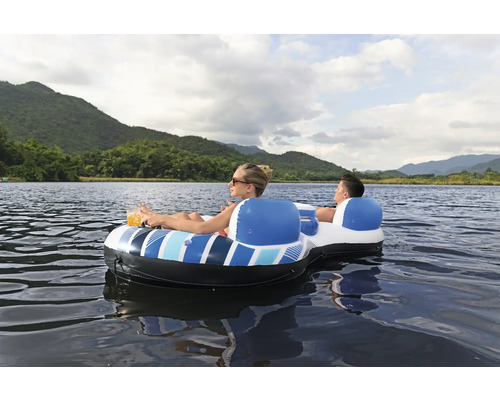 Zwei Personen entspannen auf einem aufblasbaren Schwimmreifen mit Rückenlehne auf einem See