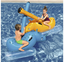 Aufblasbares Wasserspielzeug mit Giraffen- und Nashornmotiven im Pool, bespielt von Kindern.