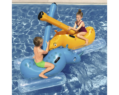 Aufblasbares Wasserspielzeug mit Giraffen- und Nashornmotiven im Pool, bespielt von Kindern.