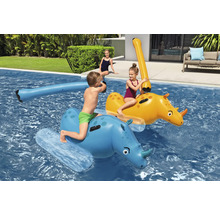 Zwei Kinder spielen mit aufblasbaren Nashorn-Wasserspielzeugen im Pool.