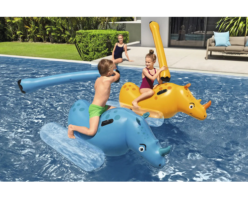Zwei Kinder spielen mit aufblasbaren Nashorn-Wasserspielzeugen im Pool.