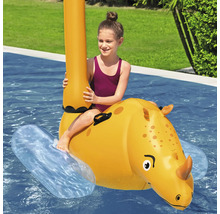 Mädchen auf aufblasbarem Nashorn im Pool