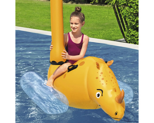 Mädchen auf aufblasbarem Nashorn im Pool