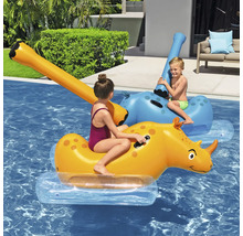 Zwei Kinder spielen mit aufblasbaren Nashorn-Wassertieren im Schwimmbad.