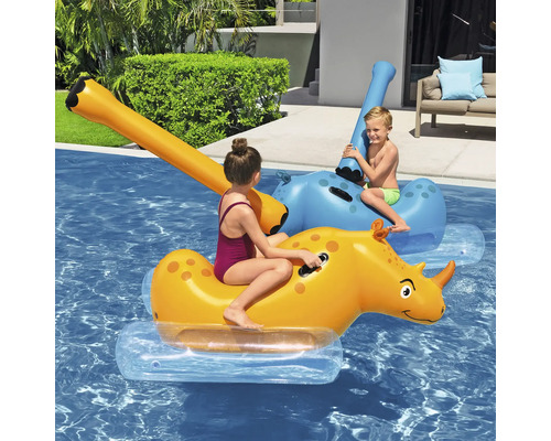 Zwei Kinder spielen mit aufblasbaren Nashorn-Wassertieren im Schwimmbad.