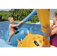 Kinder spielen mit aufblasbaren Tierfiguren im Schwimmbad.