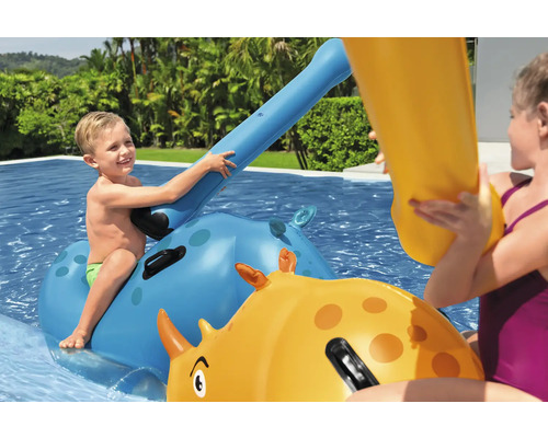 Kinder spielen mit aufblasbaren Tierfiguren im Schwimmbad.