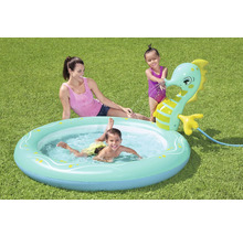 Aufblasbares Planschbecken mit Seepferdchen-Wassersprinkler für Kinder im Garten.