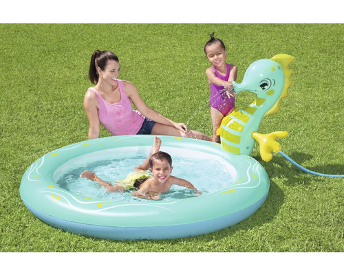 Aufblasbares Planschbecken mit Seepferdchen-Wassersprinkler für Kinder im Garten.