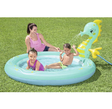 Aufblasbares Planschbecken mit Kindermotiv und Wassersprinkler im Garten.