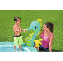 Kind spielt mit aufblasbarem Seepferdchen-Wassersprinkler in einem Planschbecken