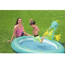 Planschbecken mit Wassersprinkler und spielendem Kind im Garten