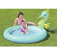 Aufblasbares Planschbecken mit wasserspeiendem Seepferdchen, Mutter und Kind im Garten.