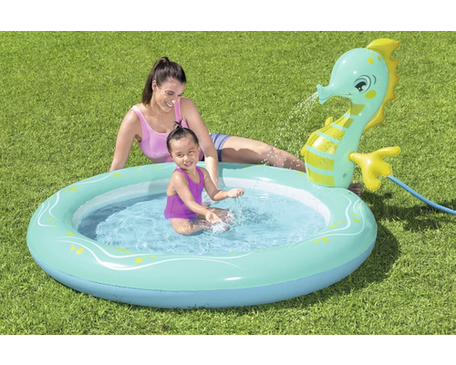 Aufblasbares Planschbecken mit wasserspeiendem Seepferdchen, Mutter und Kind im Garten.