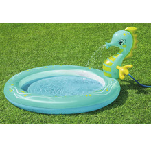 Aufblasbares Planschbecken mit Seepferdchen-Design und Wassersprinklerfunktion auf einer Rasenfläche.