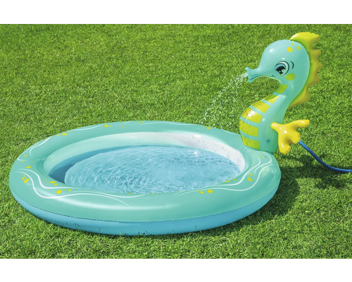 Aufblasbares Planschbecken mit Seepferdchen-Design und Wassersprinklerfunktion auf einer Rasenfläche.
