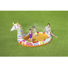 Aufblasbares Planschbecken in Giraffenform mit spielenden Kindern und einer Erwachsenen auf einer Wiese