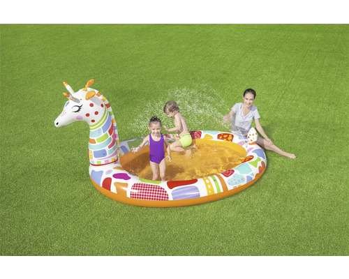 Aufblasbares Planschbecken in Giraffenform mit spielenden Kindern und einer Erwachsenen auf einer Wiese