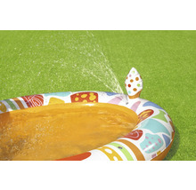 Aufblasbares Planschbecken mit Wassersprinkler im Garten