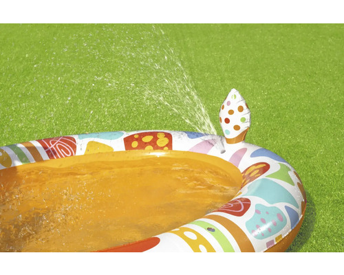 Aufblasbares Planschbecken mit Wassersprinkler im Garten
