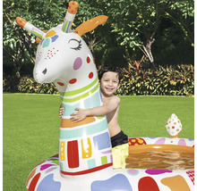 Kind umarmt aufblasbare Giraffe in buntem Planschbecken im Garten