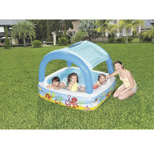 Aufblasbares Planschbecken mit Sonnenschutz und Kindern im Garten.