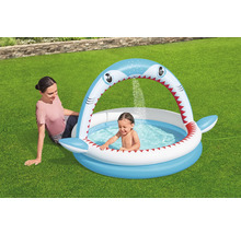 Aufblasbares Planschbecken in Haiform mit spielendem Kind und sitzender Frau im Garten.