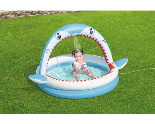 Aufblasbares Planschbecken mit Hai-Design und Wassersprüher im Garten