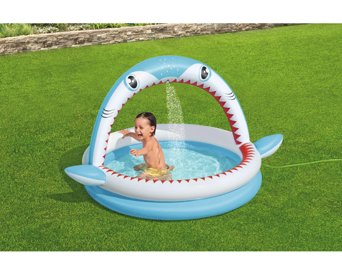 Aufblasbares Planschbecken mit Hai-Design und Wassersprinkler für Kinder im Garten