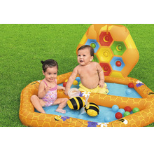 Aufblasbares Planschbecken mit Bällen und Bienen-Wassersprinkler für Kinder im Garten.
