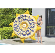 Bestway Luftmatratze in Sonnenform mit Frau am Pool