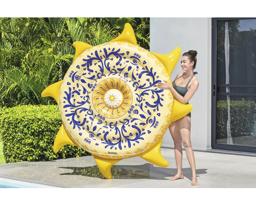 Bestway Luftmatratze in Sonnenform mit Frau am Pool