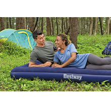 Ein Paar entspannt auf einer blauen Bestway Luftmatratze beim Camping im Wald