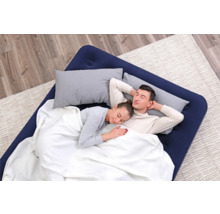 Luftmatratze mit zwei Personen unter einer Decke und zwei Kissen